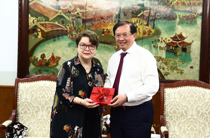 Thứ trưởng Tạ Quang Đông tặng quà cho bà Gillian Ann Choa